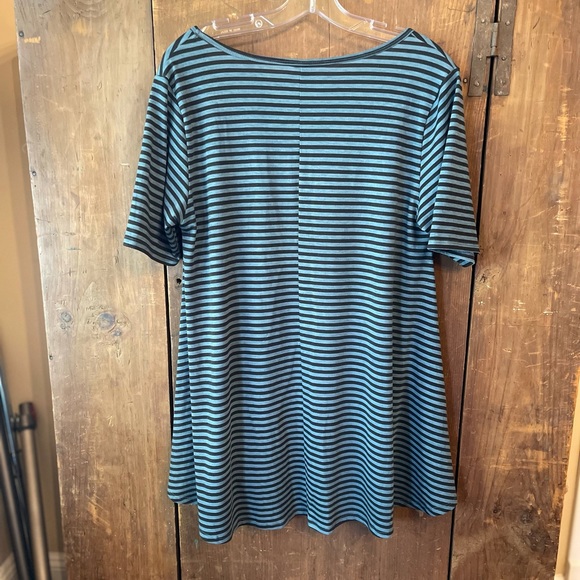 LulaRoe Medium Top Like New - Picture 2 of 4